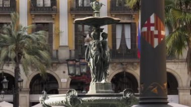 Placa Reial Royal Square Barcelona'da çeşme