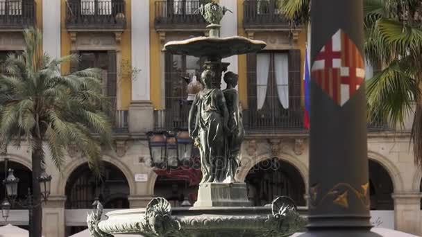 Σιντριβάνι στην Placa Reial βασιλική πλατεία στη Βαρκελώνη — Αρχείο Βίντεο