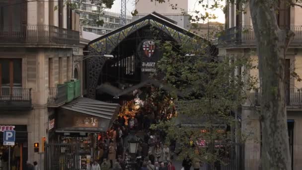 Mercado De La Boqueria на улице Рамбла в Барселоне — стоковое видео