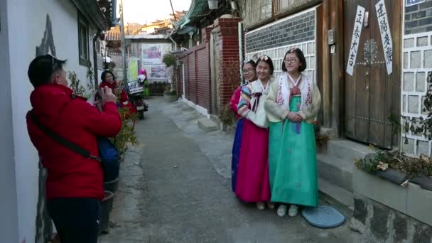 Happy Friends Asian Girls Teens In Traditional Korean Dress Seoul — Stock Video