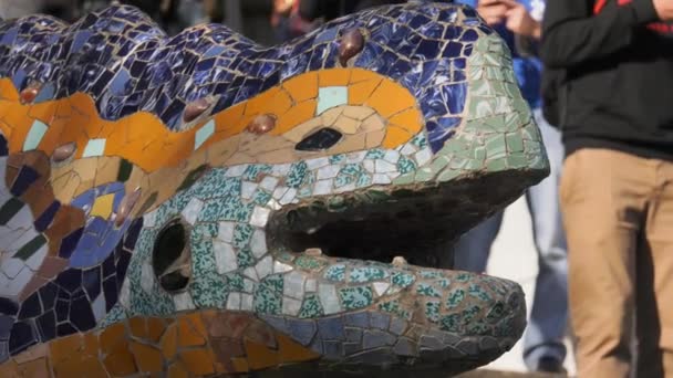 Closeup Of Statue By Gaudi In Parc Guell Barcelona Espanha — Vídeo de Stock