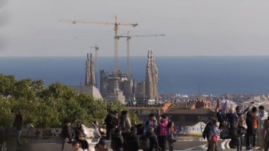 Barcelona'da Parc Guell gelen turist geniş çekim