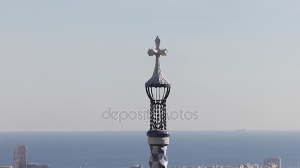 Gente che cammina nel parco Guell di Barcellona Zoom Shot — Video Stock