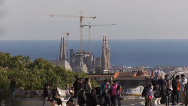 Туристы, посещающие парк Гуэль в Барселоне — стоковое видео
