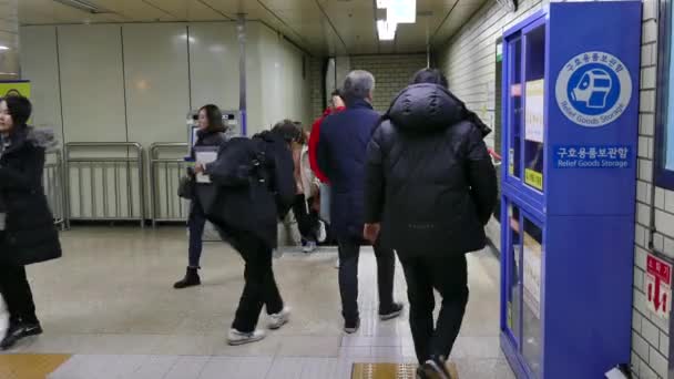 Seul Metro içinde yürüyen insanlar yolcuları Güney Kore Asya istasyonu — Stok video