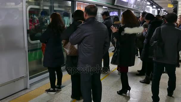 지 하 기차와 지하철 역 서울 한국 아시아에서 사람들 — 비디오