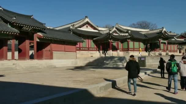 Visitantes y turistas que visitan el palacio de Changdeokgung en Seúl Corea Asia — Vídeos de Stock