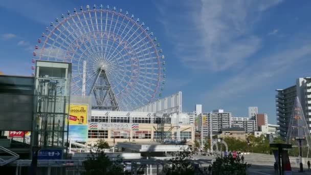 Eğlence Parkı ve dönme dolap Osaka Japonya Asya — Stok video