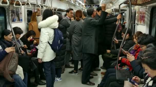 Asiatische reisende in der u-bahn in seoul Korea asien — Stockvideo