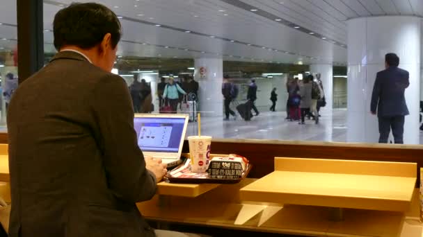 Empresário Gerente japonês Homem de negócios trabalhando no restaurante Fast Food — Vídeo de Stock