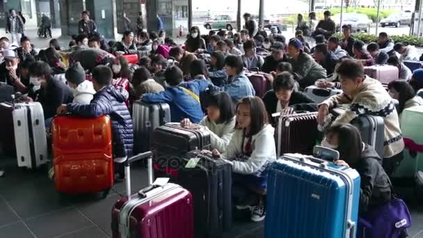 Japonya'nın Kyoto tren istasyonunda Japon öğrenci grubu — Stok video