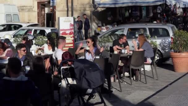 Italiaanse bevolking en toeristen op Bar In Siracusa Sicilië Italië — Stockvideo