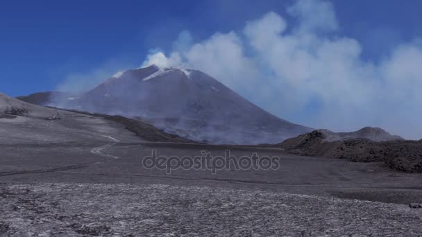 Montage Etna pendant l'éruption avec la fumée volcan actif éruption — Video