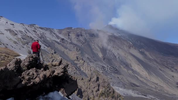 Fotógrafo tirando fotos e filmagem de vídeo do monte Etna vulcão — Vídeo de Stock