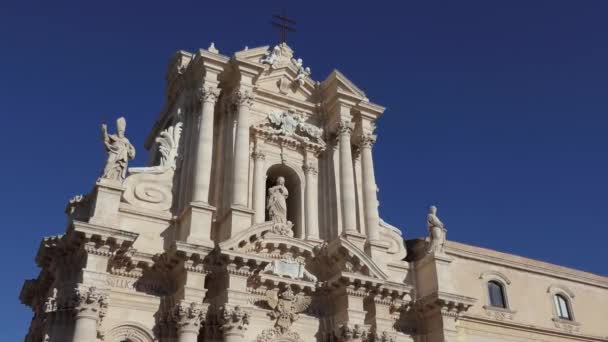 Piazza Duomo Square à Syracuse Sicile Italie avec des touristes à pied — Video