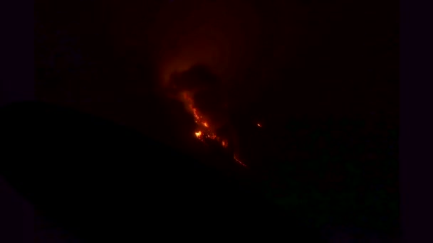 Timelapse van de vulkaan Etna erupties bij nacht actieve vulkaanuitbarsting — Stockvideo