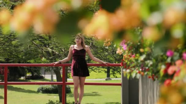 Retrato Menina colombiana bonita visitando a cidade do Panamá como turista — Vídeo de Stock
