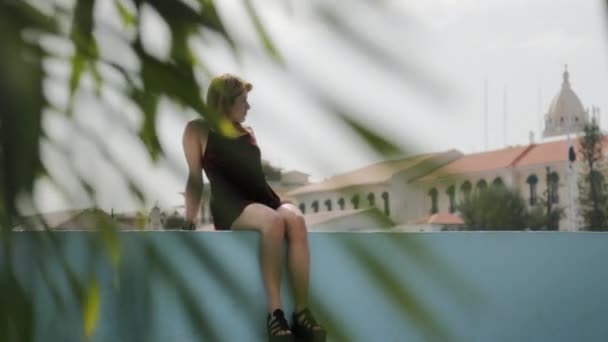 Отдыхающая женщина в Панаме Casco Antiguo — стоковое видео