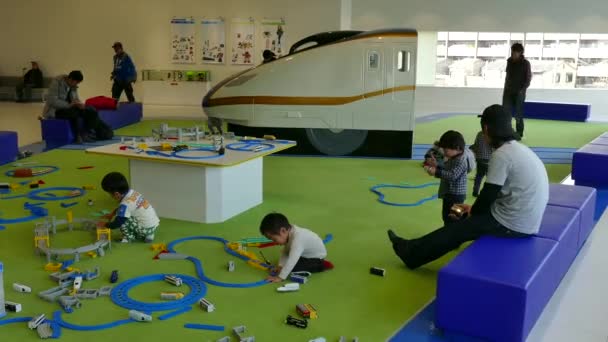 Enfants jouant avec des jouets au musée ferroviaire de Kyoto au Japon — Video