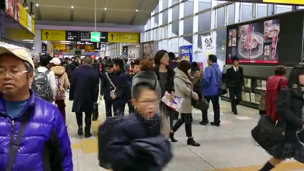Hora do Rush na estação de trem de Kyoto com pessoas japonesas correndo — Vídeo de Stock