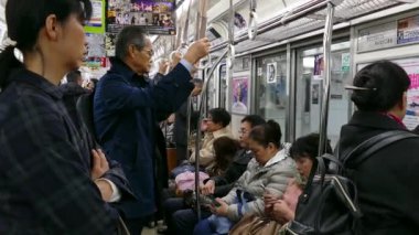 Turistler Commuters insanlar Osaka tren Seyahat Asya Japonya
