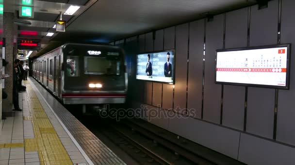 A vonat, és az emberek Osaka metró állomás Japán ázsiai Underground — Stock videók