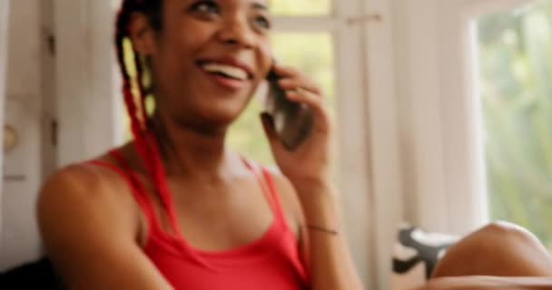 Mujer joven hablando en el teléfono móvil riendo de alegría — Vídeos de Stock