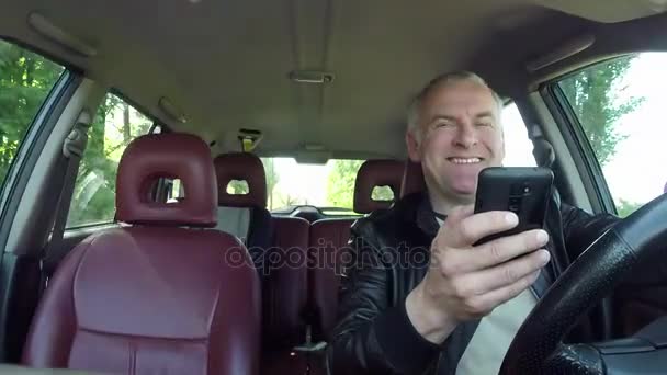 Kierowca samochodu za pomocą Smartphone dla Internet E-mail i jazda samochodem — Wideo stockowe