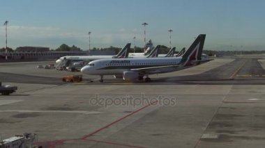 Linate şehir Havaalanı Uçak Uçak Jet ile Milan İtalya