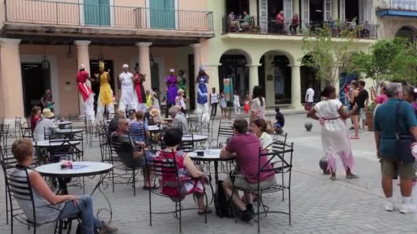 Sokak sanatçıları eski Havana Küba'da turistlere gösteri performans — Stok video