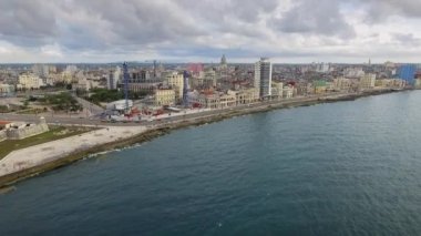 22 Havana şehir manzarası Karayip Denizi üzerinden gökyüzü Küba seyahat