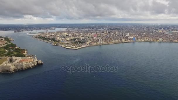 20 kubański krajobraz miejski Morze Karaibskie Hawana Kuba Drone latanie — Wideo stockowe