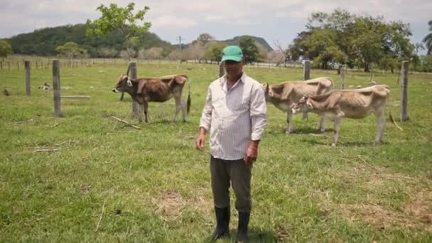 26 radost zemědělce se usmívá na fotoaparát muže rolnických ve farmě — Stock video