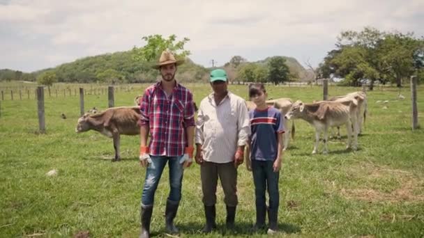 27 Felice famiglia in fattoria uomini bambino sorridente in ranch — Video Stock