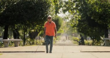 Kör adam ile otomobil ve trafik yol geçiş