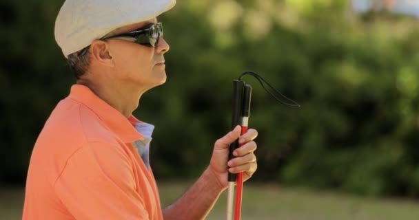 Portret van een blinde Man zit In stadspark — Stockvideo