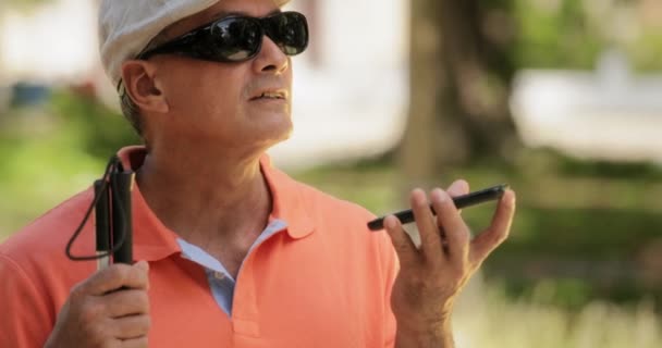 Cego homem falando com celular deficiente homem falando — Vídeo de Stock