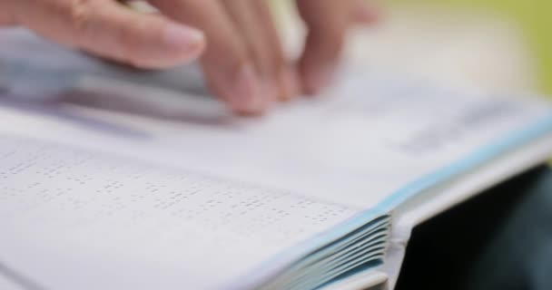 Dedos de cego homem tocando página no livro de Braille — Vídeo de Stock