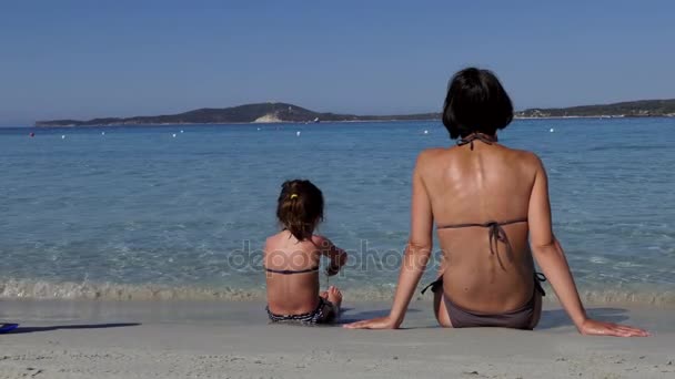 Moeder dochter zoon vakantie op het strand in de buurt van de zee — Stockvideo