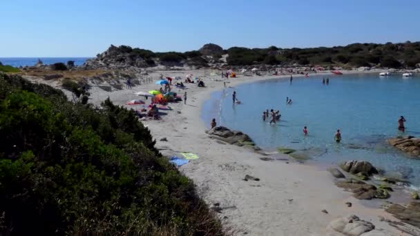 Пляж Мбаппе с отдыхающими в Сарденье-Италия — стоковое видео