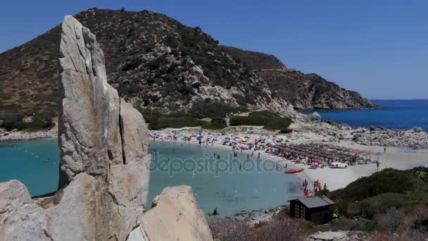 Doğa deniz plaj insanlar turistler yaz tatilleri Sardunya İtalya'da — Stok video