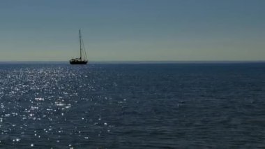 Yelkenli tekne ve erken sabah denize Sardunya İtalya