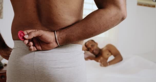 Gay les gens utilisant préservatif pour coffre-fort Sexe dans la maison lit — Video