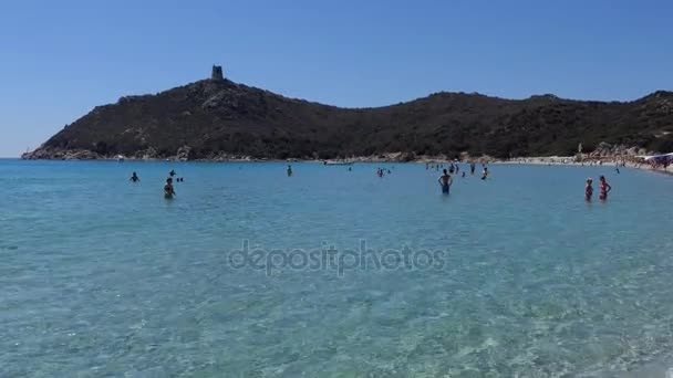 Plage De Sable Blanc Et Les Touristes Les Gens Nager En Sardaigne Italie