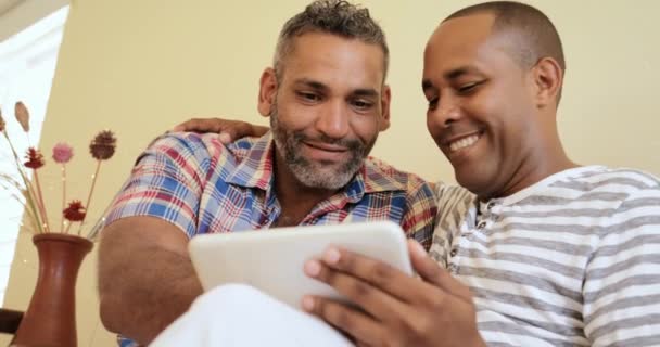 Feliz gay pareja homosexual personas hombres besos y usando computadora — Vídeo de stock