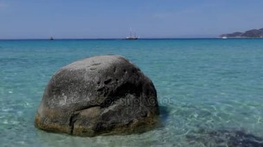 Lone Rock Akdeniz İtalyan Sandy Beach üzerinde karşı karşıya