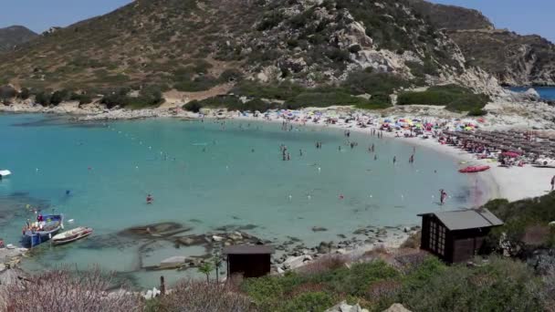 Піщаний пляж з людьми на свята в Сардинія — стокове відео
