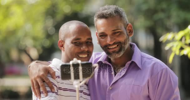 Homosexualité authentique couple gay hommes homosexuels prenant selfie avec smartphone — Video