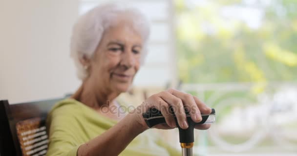 Ouderen vrouw oude dame ontspannen op schommelstoel thuis — Stockvideo