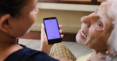 Yeşil ekran monitör cep telefonu telefon Smartphone büyükanne torunu için